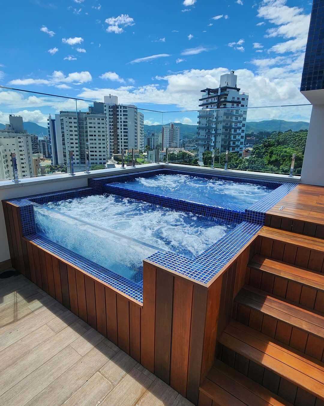Spa aquecido com hidromassagem e deck de madeira em cobertura