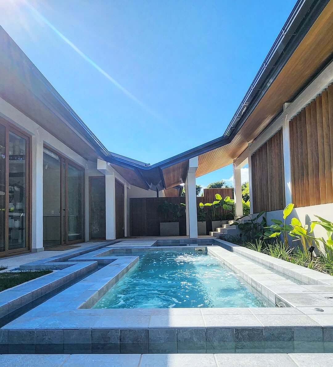 Piscina em área interna entre alas da residência